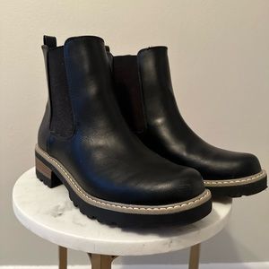 Universal Threads Water Repellent Chelsea Boot with Memory Foam Insole - Size 9